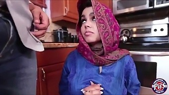 A Arabian Maid Is The Service Of An Arab Servant.