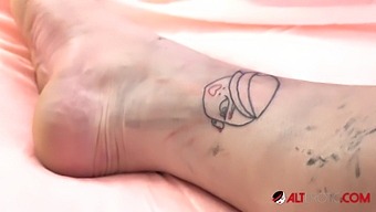 Big Tits Lesbian Darcy And Kenny Get Tattooed And Fucked By Evilyn