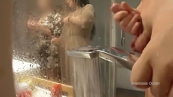 Stedmor Fangede Ham I At Onanere På Badeværelset, Og Hun Kan Lide At Se På. Min Perverse Familie.